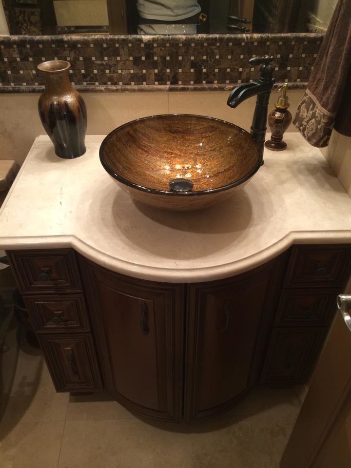 Kleines Asiatisches Duschbad mit Marmor-Waschbecken/Waschtisch, profilierten Schrankfronten, dunklen Holzschränken, beiger Wandfarbe, Porzellan-Bodenfliesen und Aufsatzwaschbecken in Las Vegas