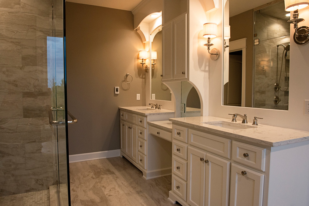 Großes Klassisches Badezimmer En Suite mit profilierten Schrankfronten, weißen Schränken, Porzellan-Bodenfliesen und Quarzwerkstein-Waschtisch in Kansas City