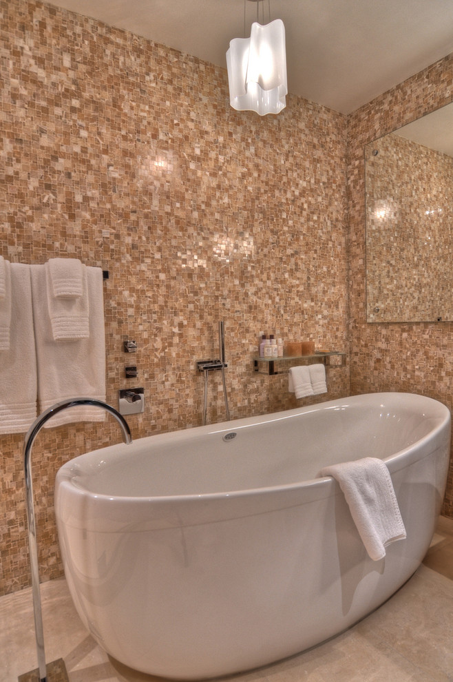 Modern inredning av ett badrum, med ett fristående badkar och mosaik