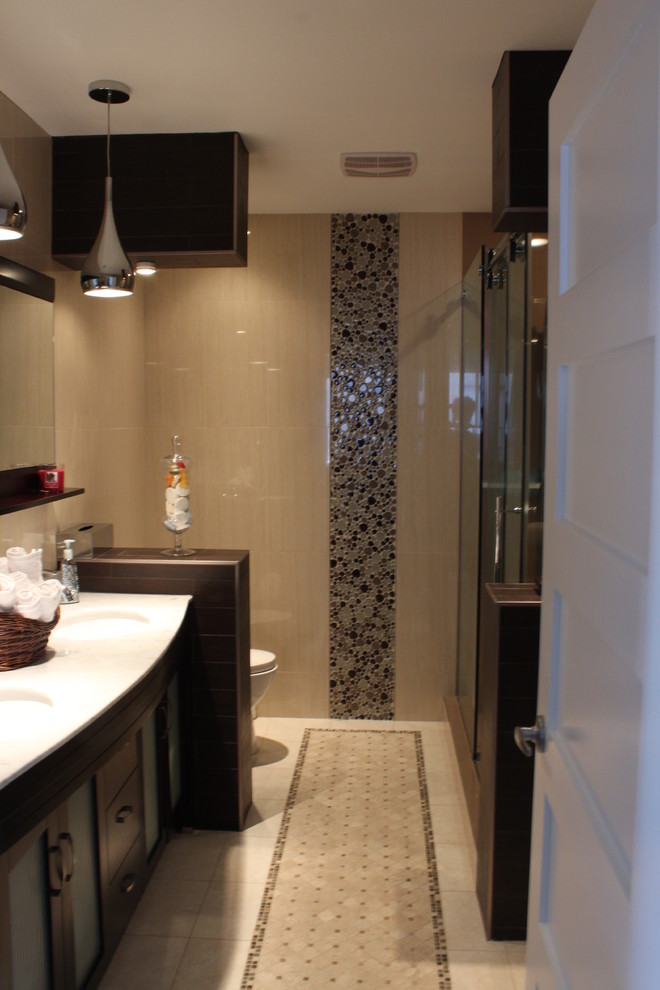 Пример оригинального дизайна: ванная комната среднего размера в современном стиле с фасадами в стиле шейкер, темными деревянными фасадами, душем в нише, унитазом-моноблоком, бежевой плиткой, черной плиткой, коричневой плиткой, керамогранитной плиткой, бежевыми стенами, полом из керамической плитки, душевой кабиной, врезной раковиной, мраморной столешницей, ванной в нише и душем с раздвижными дверями