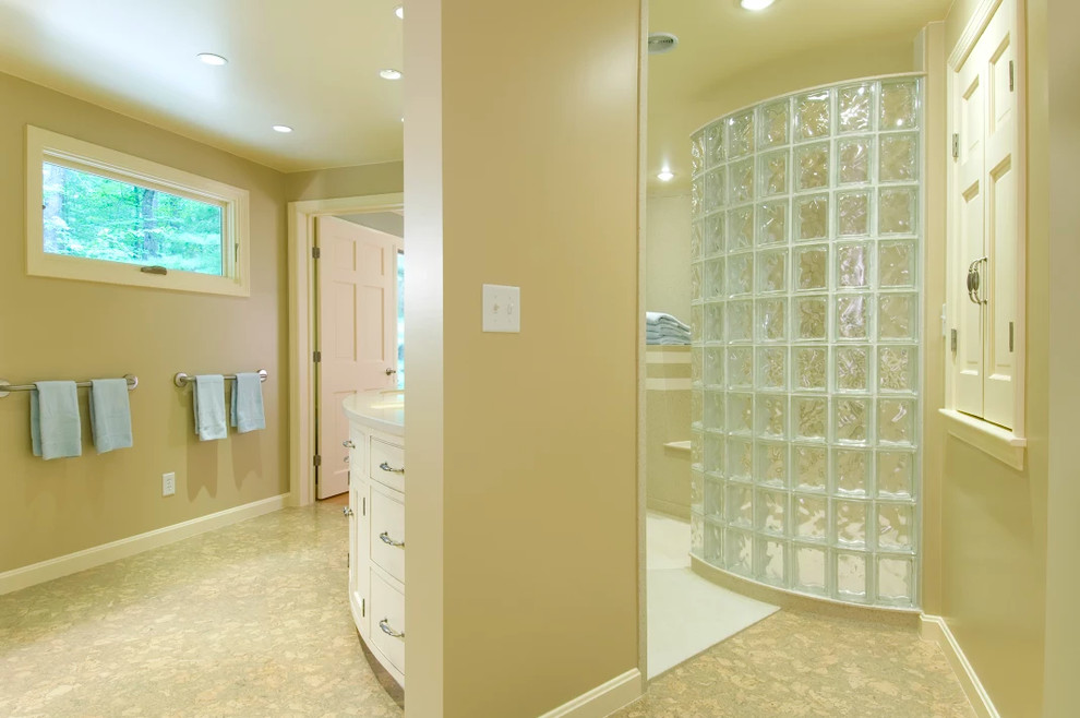 Идея дизайна: большая главная ванная комната в классическом стиле с фасадами островного типа, белыми фасадами, угловым душем, бежевыми стенами, пробковым полом, врезной раковиной, столешницей из искусственного кварца, коричневым полом и открытым душем