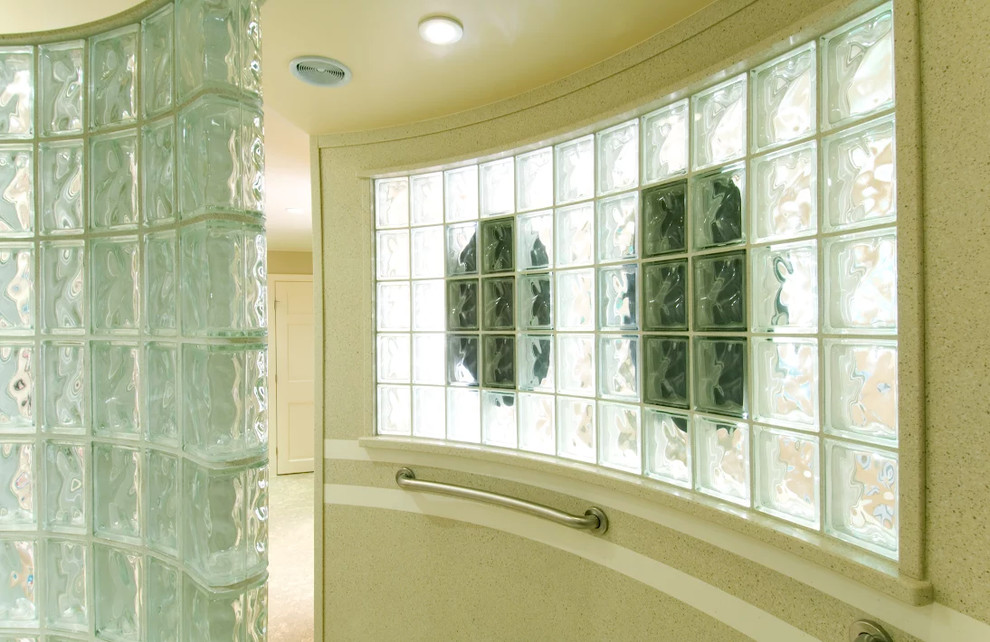 Стильный дизайн: большая главная ванная комната в классическом стиле с фасадами островного типа, белыми фасадами, угловым душем, бежевыми стенами, пробковым полом, врезной раковиной, столешницей из искусственного кварца, коричневым полом и открытым душем - последний тренд