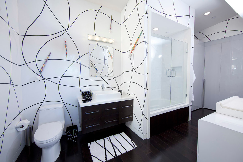 Exemple d'une salle de bain tendance avec une vasque et un plan de toilette blanc.