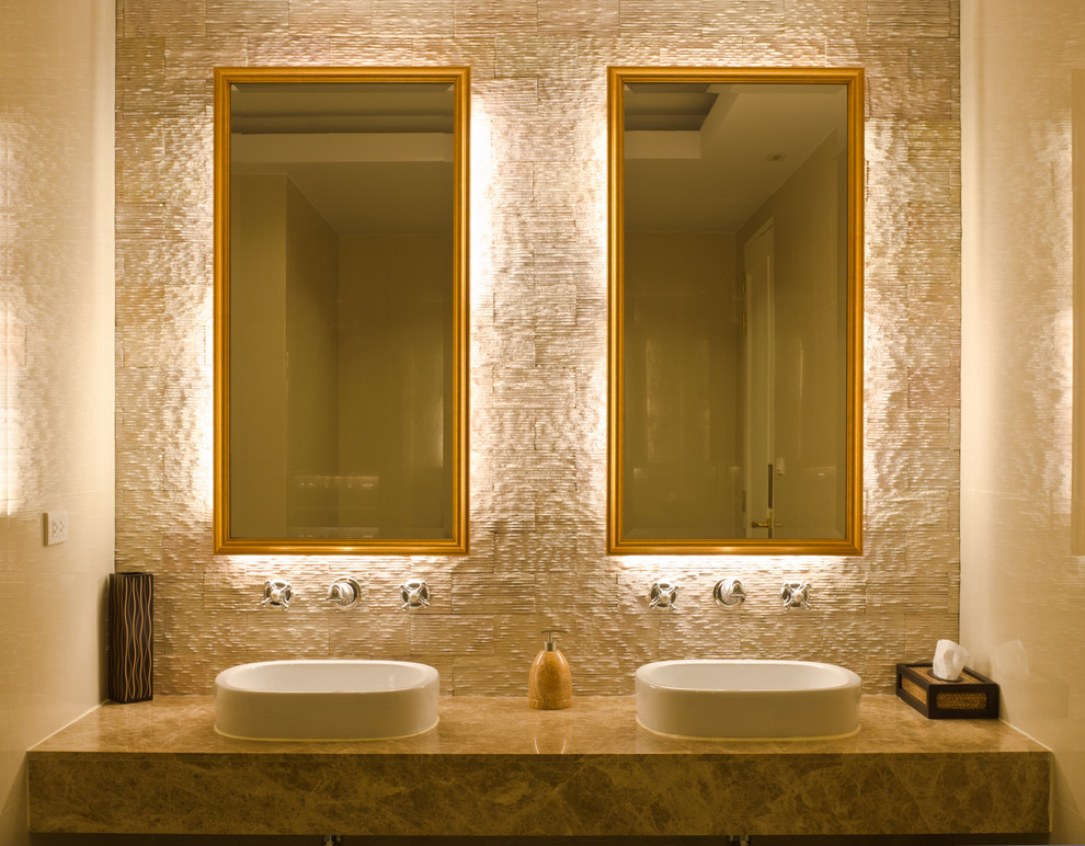 Imagen de cuarto de baño rectangular actual con lavabo sobreencimera