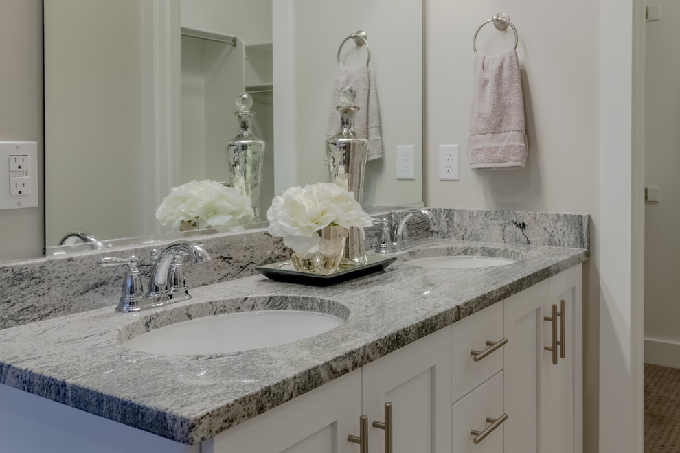 Foto de cuarto de baño principal romántico de tamaño medio con armarios con rebordes decorativos, bañera encastrada, ducha abierta, paredes grises y encimera de granito
