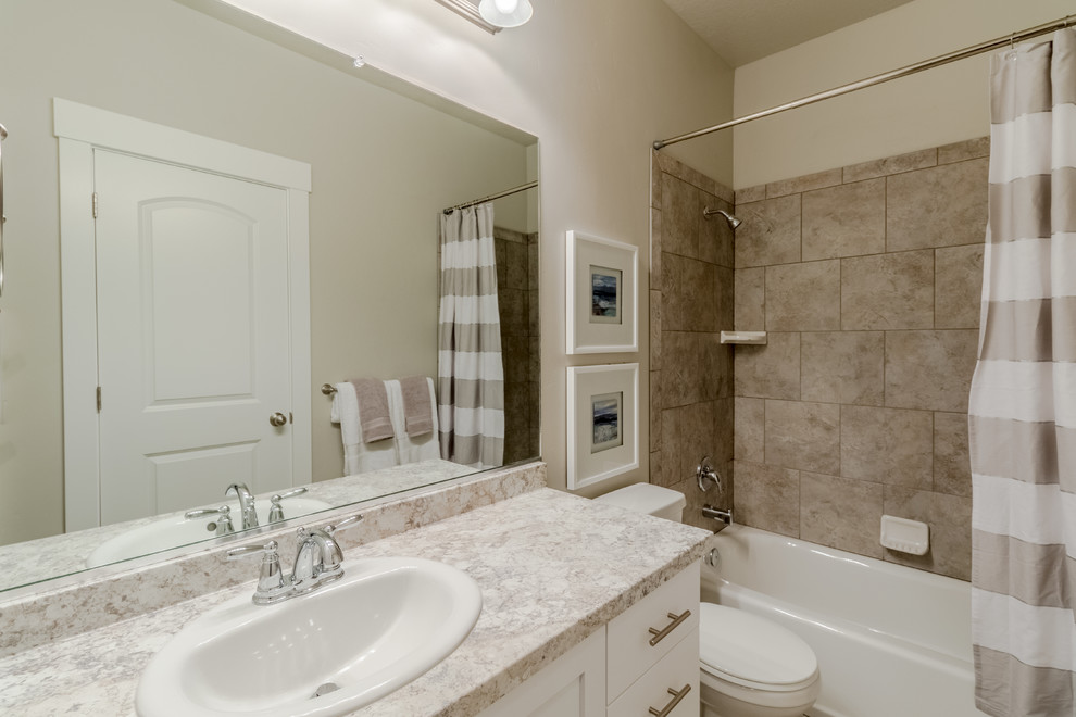 Esempio di una stanza da bagno padronale chic di medie dimensioni con ante a filo, vasca da incasso, doccia aperta, pareti grigie e top in granito