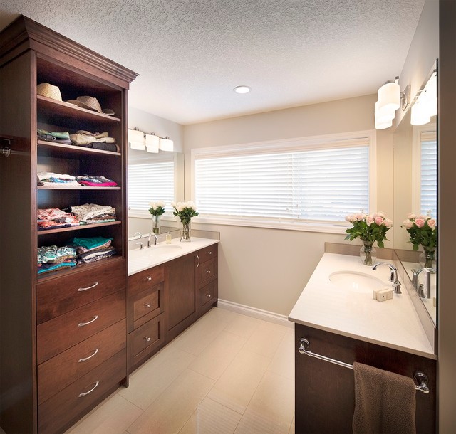 Bathroom/Walk In Closet SW Calgary Klassisch modern Badezimmer