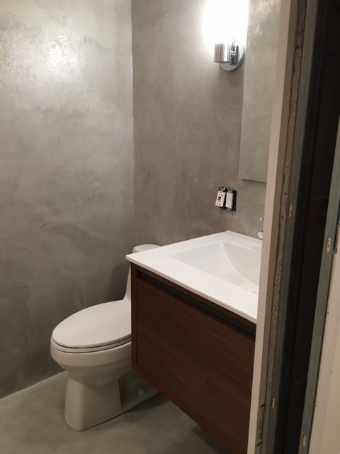 Esempio di una stanza da bagno padronale design di medie dimensioni con pareti grigie e pavimento in cemento