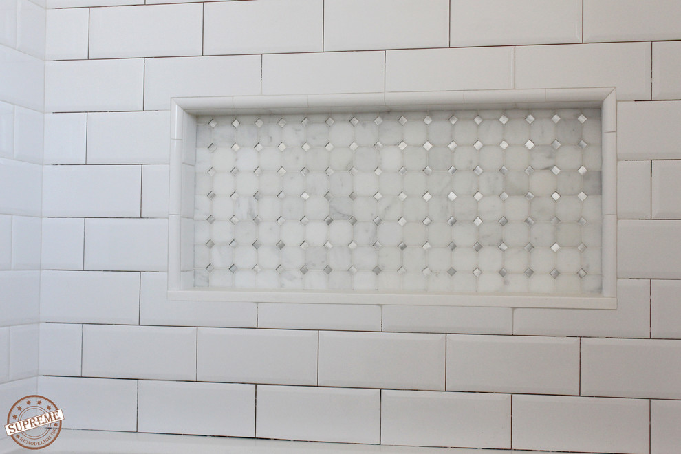 Idéer för mellanstora funkis badrum med dusch, med en dusch i en alkov, vit kakel, porslinskakel och vita väggar