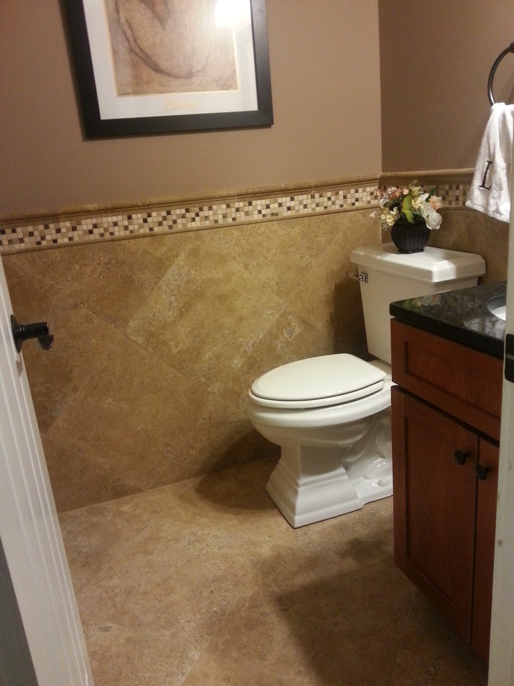 Réalisation d'une petite salle de bain design en bois brun avec un placard avec porte à panneau surélevé, un plan de toilette en granite, WC séparés, un carrelage beige, un carrelage de pierre, un mur marron et un sol en travertin.