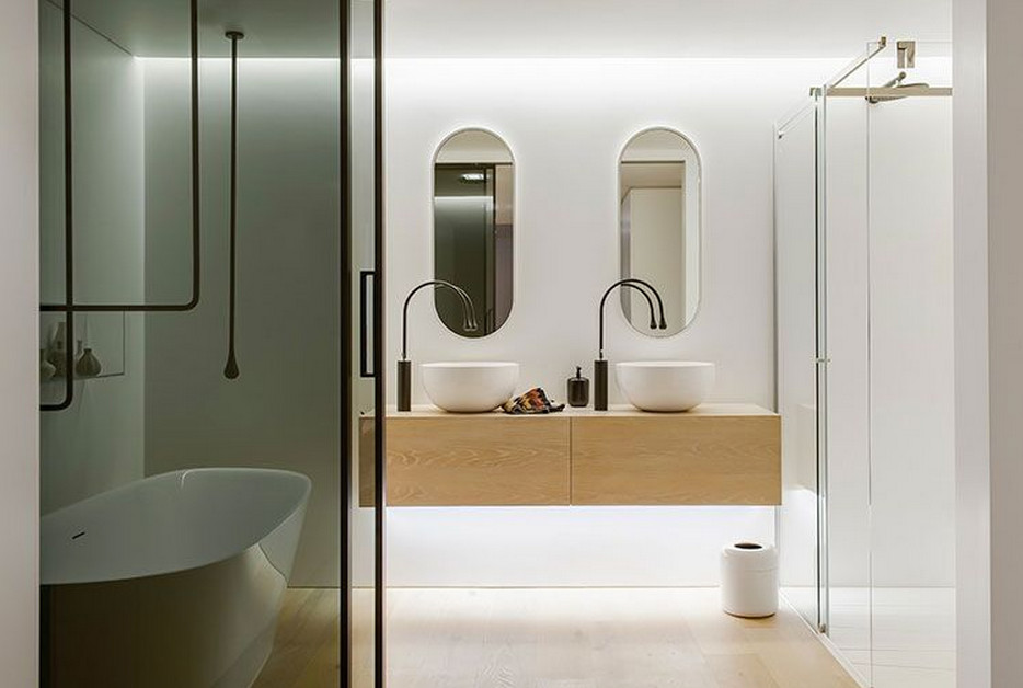 Inredning av ett modernt stort en-suite badrum, med ett fristående handfat, släta luckor, ett fristående badkar, en hörndusch, en toalettstol med hel cisternkåpa, vit kakel, keramikplattor, träbänkskiva och vita väggar