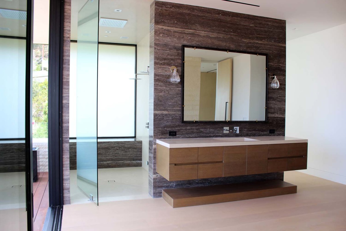 Свежая идея для дизайна: главная ванная комната среднего размера в стиле фьюжн с плоскими фасадами, коричневыми фасадами, белыми стенами, полом из винила, накладной раковиной, столешницей из ламината и бежевым полом - отличное фото интерьера