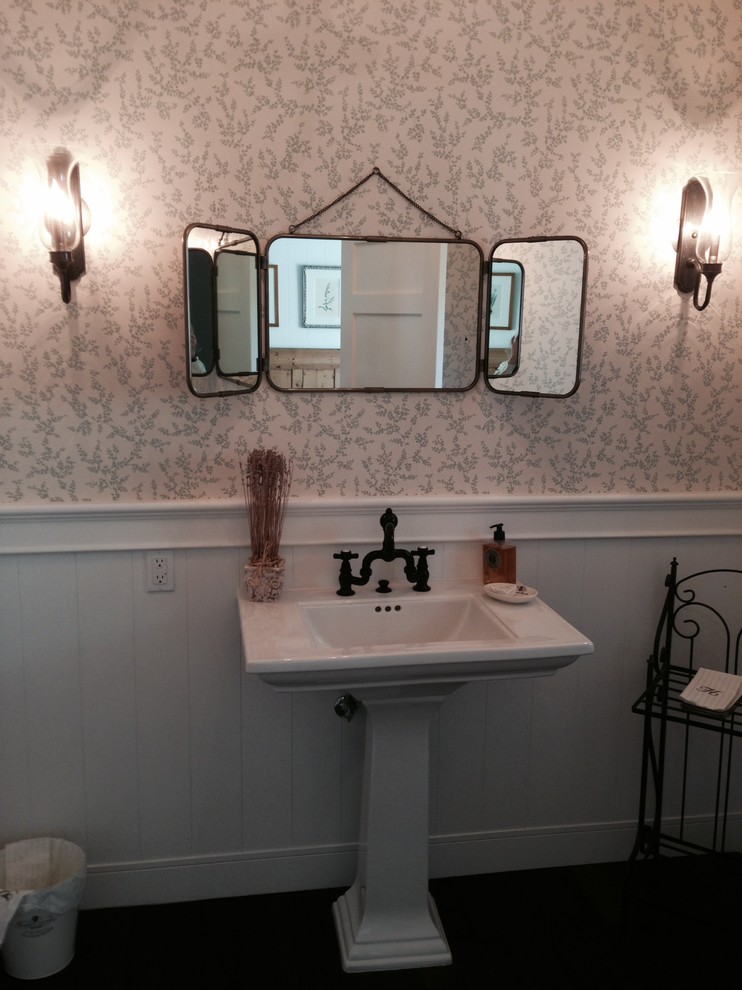 Example of a classic bathroom design in Los Angeles with a pedestal sink