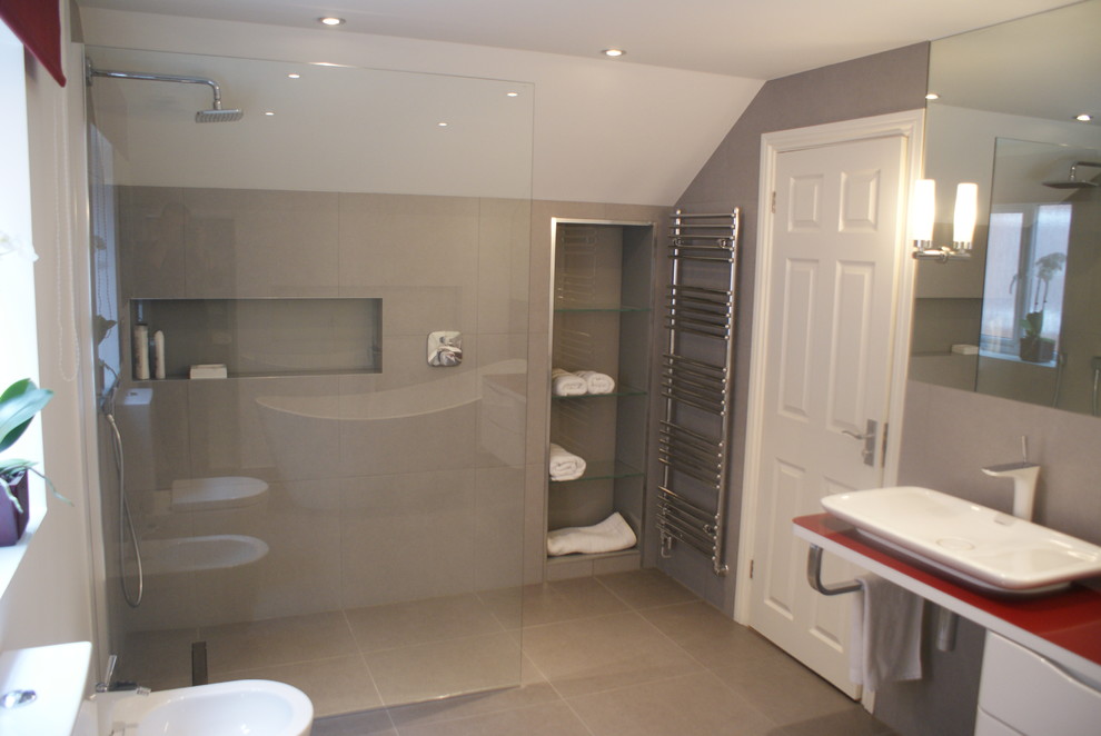 Example of a minimalist bathroom design in Surrey