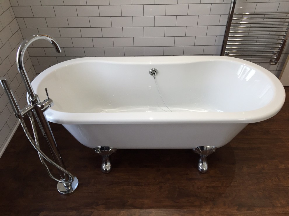 Foto di una grande stanza da bagno vittoriana con vasca freestanding, doccia aperta, piastrelle bianche, piastrelle in ceramica, pareti bianche e pavimento in vinile