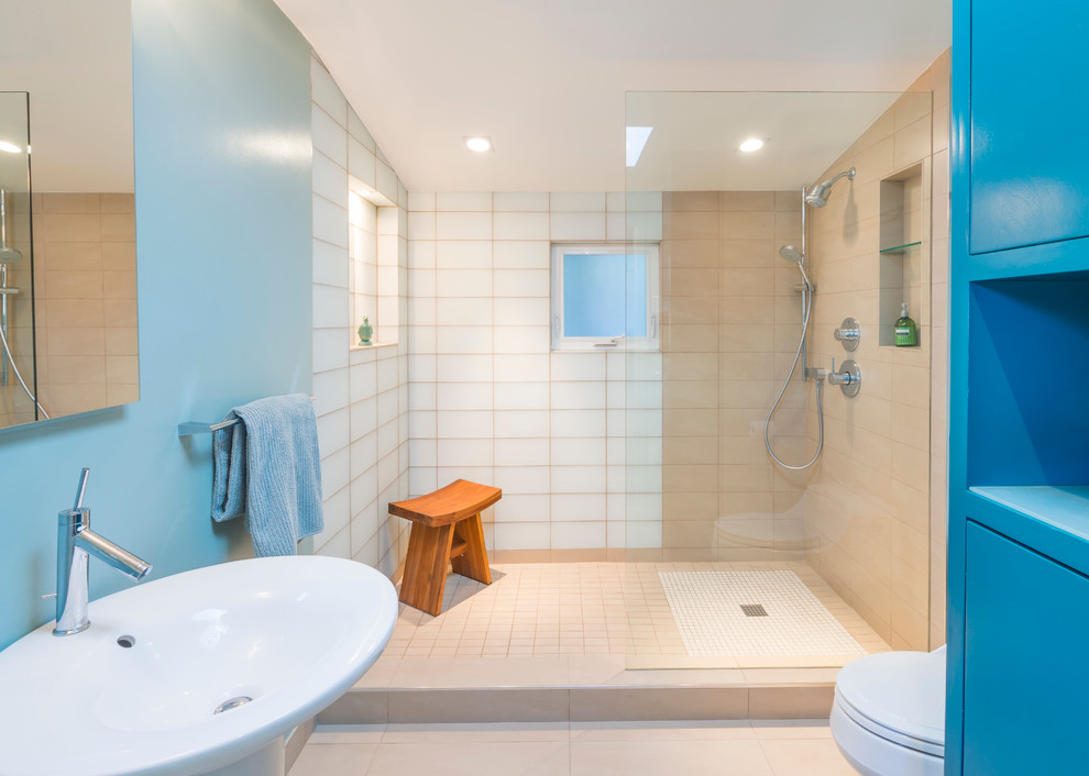 Modernes Badezimmer mit Sockelwaschbecken, offener Dusche, blauer Wandfarbe und offener Dusche in Los Angeles