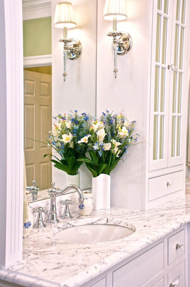 Foto på ett mellanstort vintage en-suite badrum, med ett undermonterad handfat, luckor med profilerade fronter, vita skåp, marmorbänkskiva, ett fristående badkar, en hörndusch, vit kakel, tunnelbanekakel, gröna väggar och mörkt trägolv