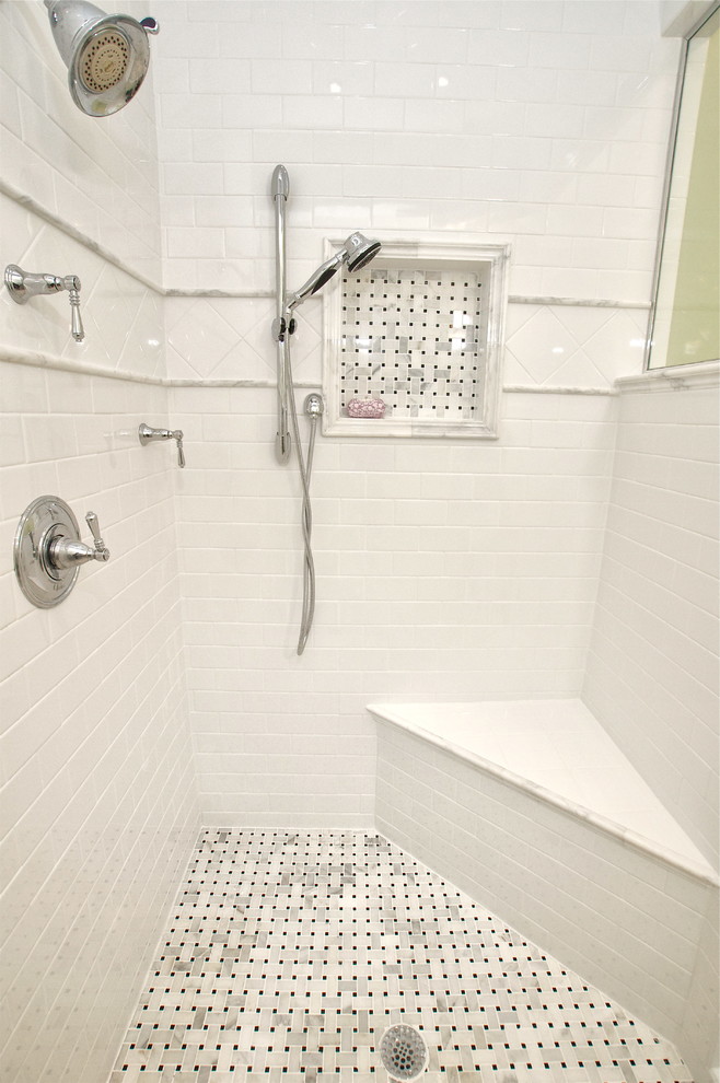 Cette photo montre une salle de bain principale chic de taille moyenne avec un lavabo encastré, un placard à porte affleurante, des portes de placard blanches, un plan de toilette en marbre, une baignoire indépendante, une douche d'angle, un carrelage blanc, un carrelage métro et un mur vert.
