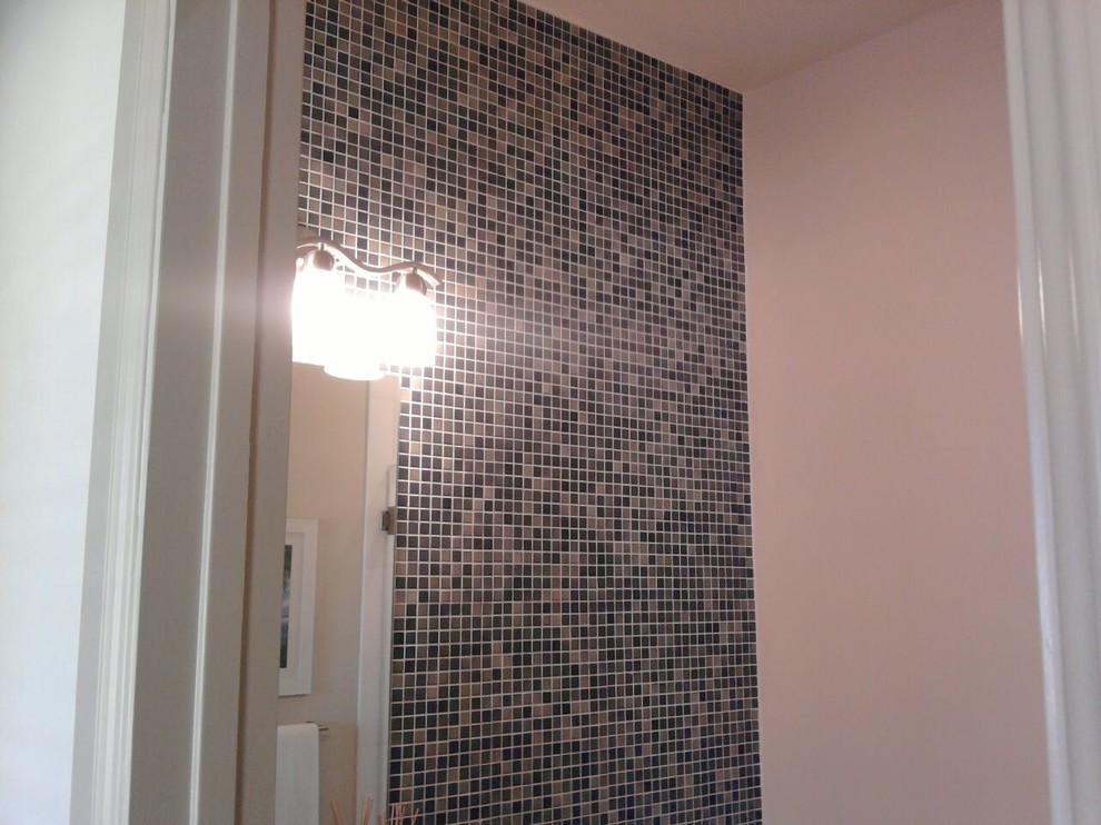 Foto di una stanza da bagno con doccia contemporanea di medie dimensioni con piastrelle multicolore e piastrelle a mosaico
