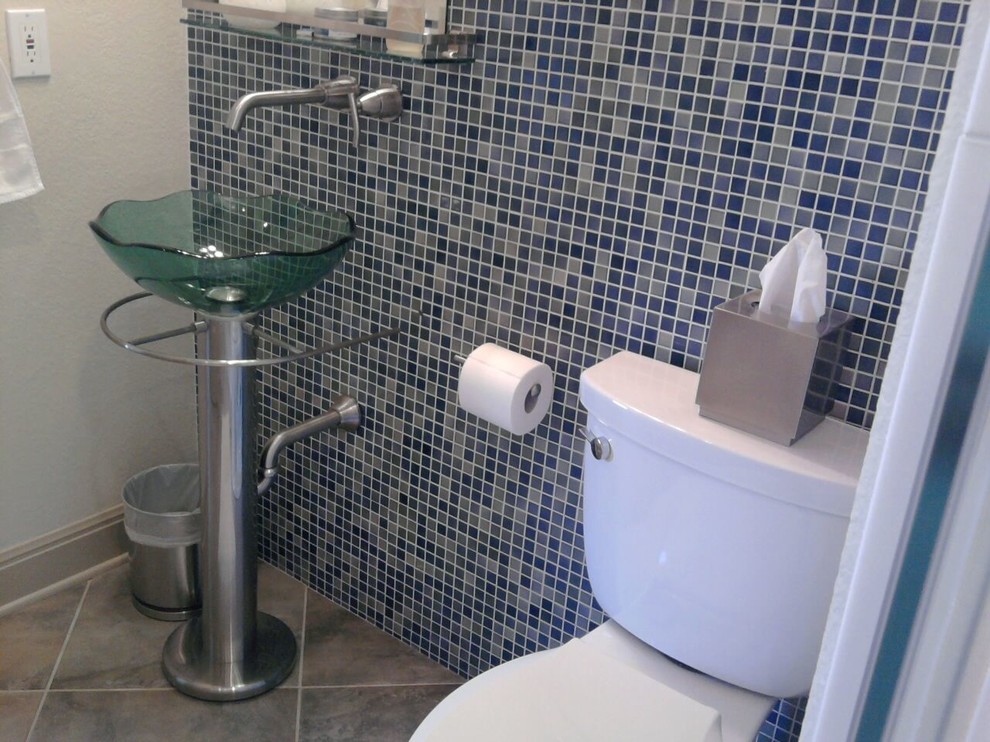 Example of a mid-sized trendy 3/4 multicolored tile and mosaic tile porcelain tile and green floor bathroom design in Austin with a two-piece toilet, beige walls and a pedestal sink