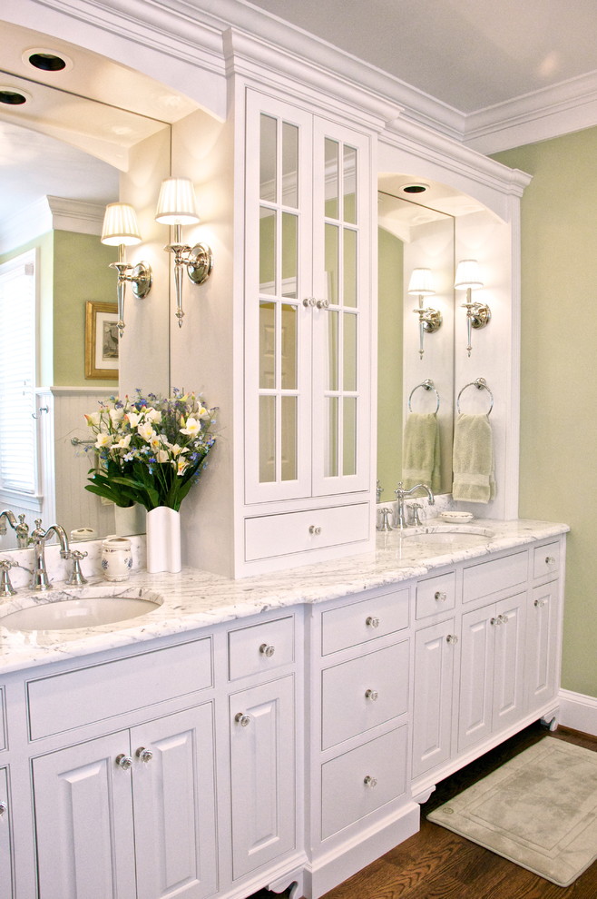 Foto på ett mellanstort vintage en-suite badrum, med ett undermonterad handfat, vita skåp, marmorbänkskiva, ett fristående badkar, vit kakel, tunnelbanekakel, gröna väggar, mörkt trägolv och luckor med upphöjd panel