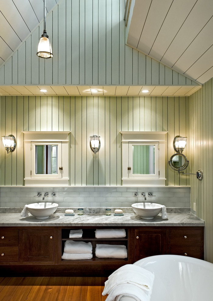 Идея дизайна: ванная комната: освещение в морском стиле с настольной раковиной