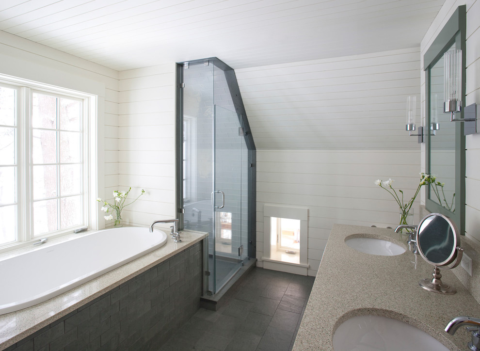 Стильный дизайн: ванная комната в классическом стиле с столешницей из гранита и полом из сланца - последний тренд