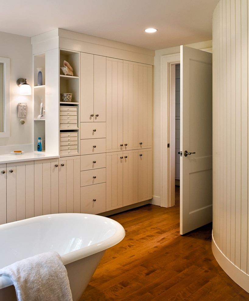Стильный дизайн: ванная комната в стиле кантри с отдельно стоящей ванной - последний тренд