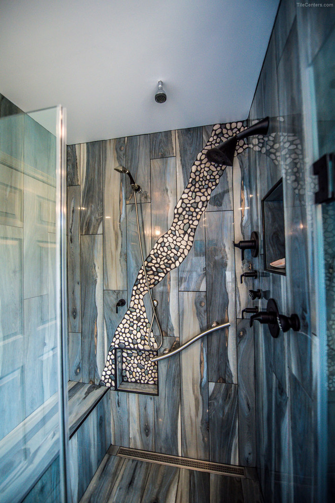 Inredning av ett klassiskt mellanstort en-suite badrum, med luckor med profilerade fronter, vita skåp, ett fristående badkar, en dusch i en alkov, brun kakel, porslinskakel, blå väggar, klinkergolv i porslin, ett undermonterad handfat, bänkskiva i terrazo, brunt golv och dusch med gångjärnsdörr