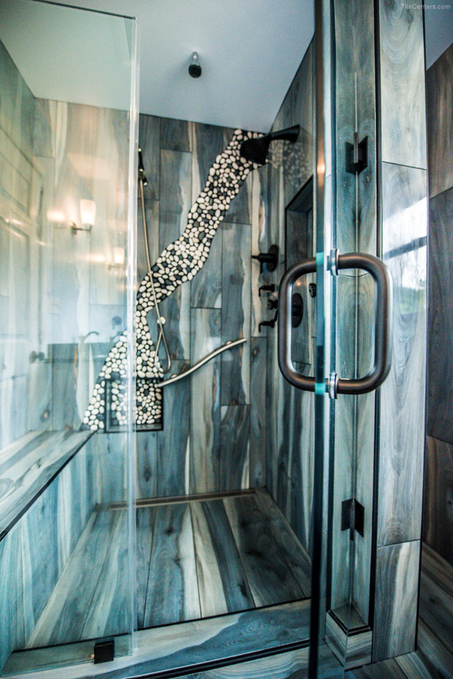 Klassisk inredning av ett mellanstort en-suite badrum, med luckor med profilerade fronter, vita skåp, ett fristående badkar, en dusch i en alkov, brun kakel, porslinskakel, blå väggar, klinkergolv i porslin, ett undermonterad handfat, bänkskiva i terrazo, brunt golv och dusch med gångjärnsdörr