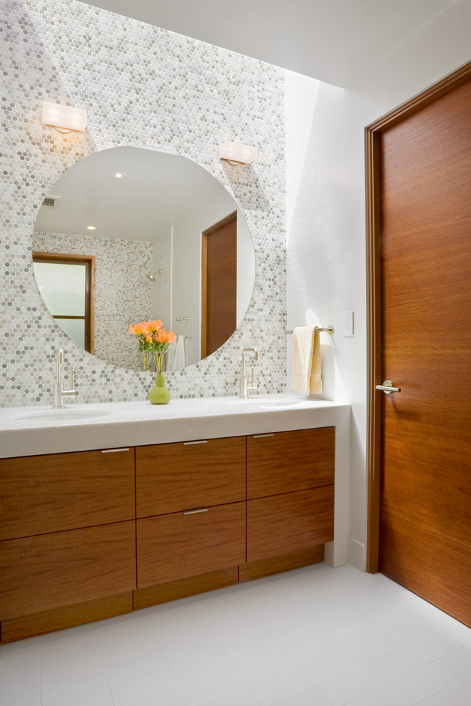 Idéer för ett modernt badrum, med ett undermonterad handfat, släta luckor, skåp i mellenmörkt trä och mosaik