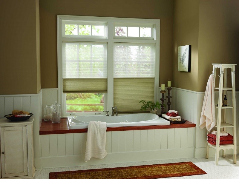 Esempio di una stanza da bagno con vasca da incasso, pareti marroni e pavimento bianco