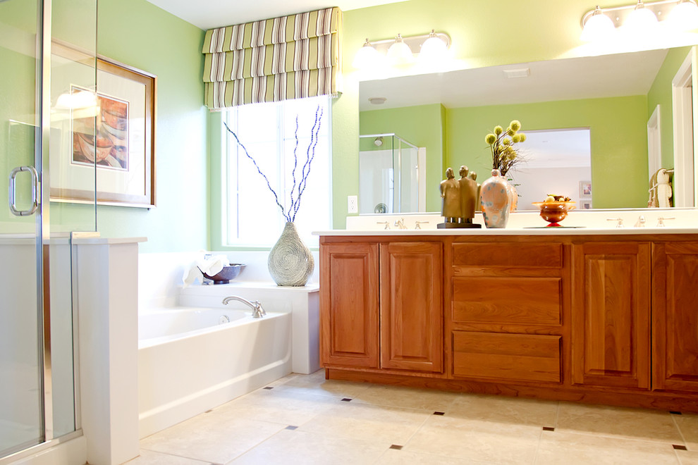 Foto de cuarto de baño minimalista con lavabo integrado, armarios con paneles con relieve, encimera de cuarcita, bañera empotrada, ducha esquinera, baldosas y/o azulejos beige, paredes verdes y suelo de baldosas de terracota