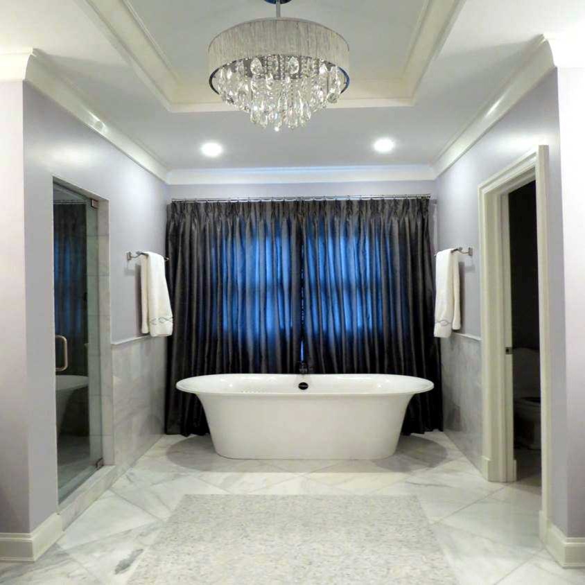 Foto de cuarto de baño principal actual de tamaño medio con ducha empotrada, sanitario de una pieza, baldosas y/o azulejos grises, paredes verdes y suelo de mármol