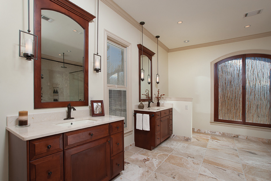 Idéer för mycket stora vintage en-suite badrum, med ett undermonterad handfat, luckor med infälld panel, skåp i mellenmörkt trä, marmorbänkskiva, ett platsbyggt badkar, en kantlös dusch, en toalettstol med separat cisternkåpa, beige kakel, stenkakel, beige väggar och travertin golv