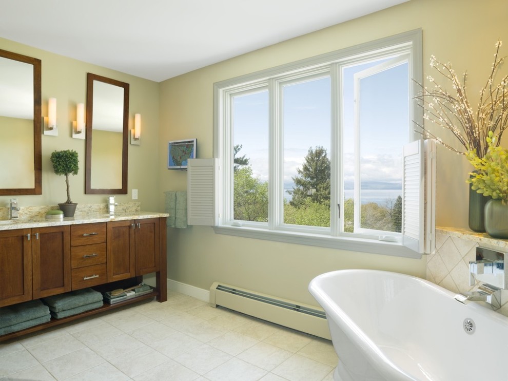 Пример оригинального дизайна: ванная комната: освещение в современном стиле с отдельно стоящей ванной