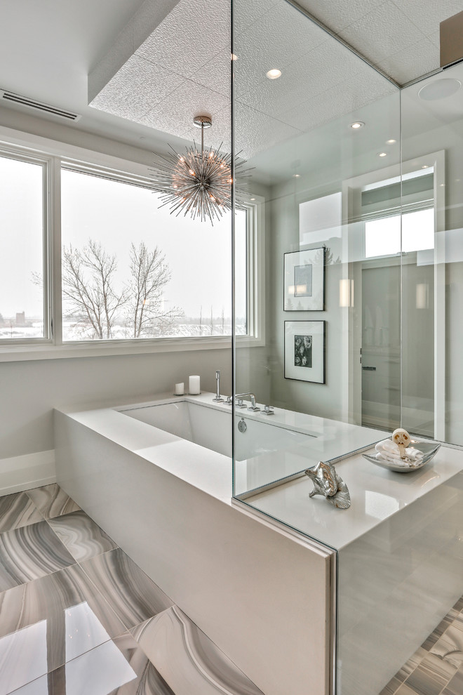 Идея дизайна: большая главная ванная комната в современном стиле с фасадами с утопленной филенкой, белыми фасадами, отдельно стоящей ванной, душем над ванной, мраморной столешницей и душем с распашными дверями
