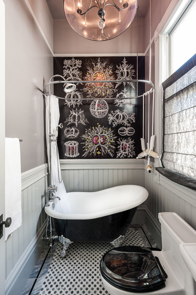 Cette image montre une salle de bain victorienne avec une baignoire sur pieds et une cabine de douche avec un rideau.