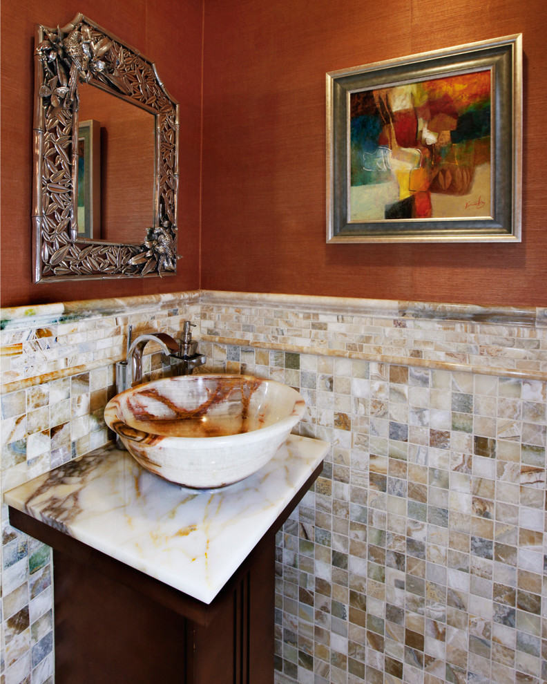 Immagine di una stanza da bagno con doccia bohémian di medie dimensioni con ante in legno bruno, piastrelle multicolore, piastrelle in pietra, pareti arancioni, lavabo a bacinella, top in marmo e ante lisce