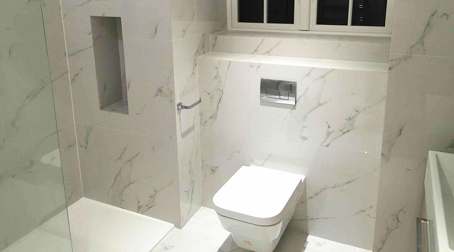 Mittelgroßes Modernes Badezimmer En Suite mit offener Dusche, weißen Fliesen, Porzellanfliesen, weißer Wandfarbe und Porzellan-Bodenfliesen in London
