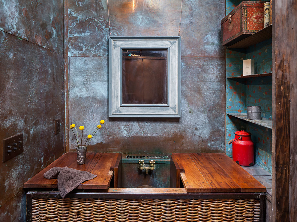 Foto de cuarto de baño urbano con encimera de madera, lavabo bajoencimera, armarios tipo mueble y puertas de armario con efecto envejecido