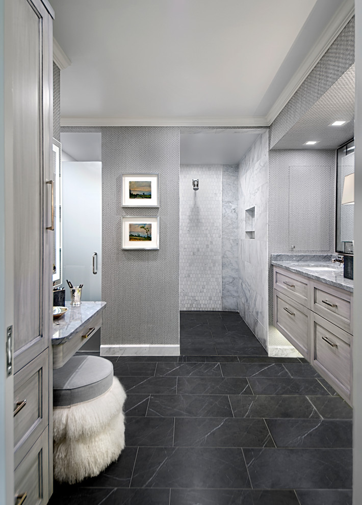 Inspiration för ett stort vintage grå grått en-suite badrum, med luckor med infälld panel, grå skåp, en kantlös dusch, grå väggar, skiffergolv, ett nedsänkt handfat, marmorbänkskiva, grått golv, med dusch som är öppen, grå kakel och stenkakel