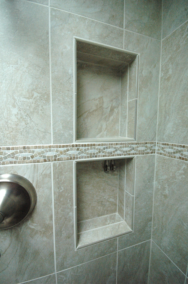 Idée de décoration pour une petite salle de bain principale craftsman avec une douche d'angle.