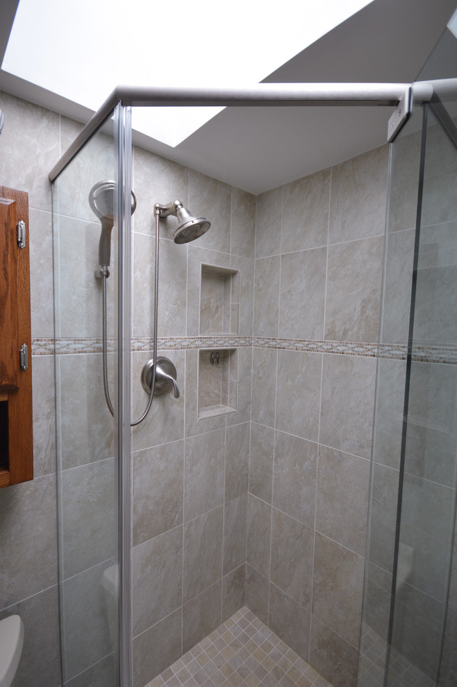 Design ideas for a small classic ensuite bathroom in Baltimore with a corner shower.
