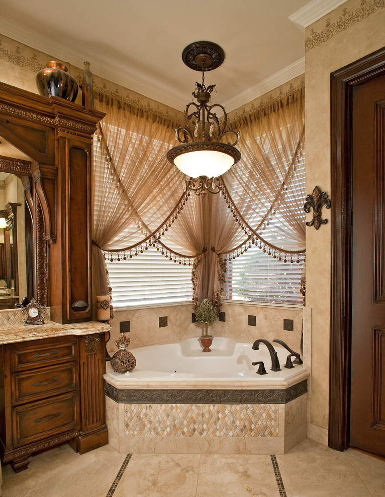 Idéer för stora vintage en-suite badrum, med ett undermonterad handfat, möbel-liknande, skåp i mörkt trä, granitbänkskiva, ett platsbyggt badkar, en hörndusch, mosaik, beige väggar och kalkstensgolv