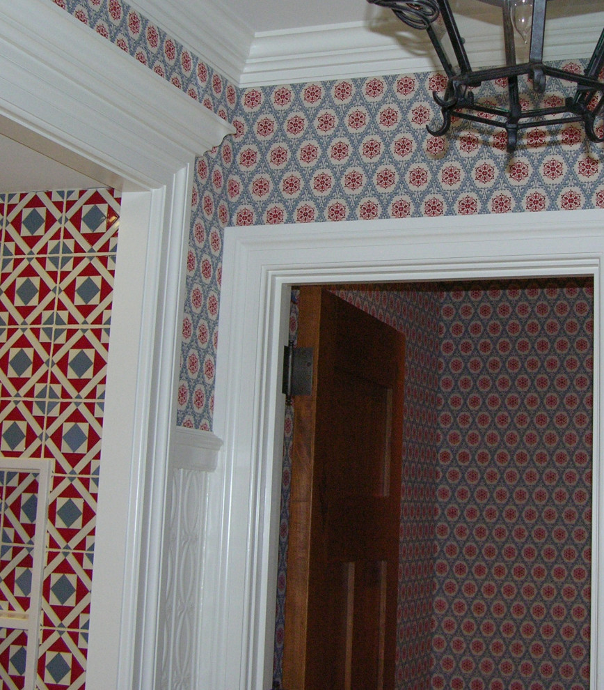 На фото: ванная комната в классическом стиле с разноцветной плиткой, разноцветными стенами и деревянным потолком с