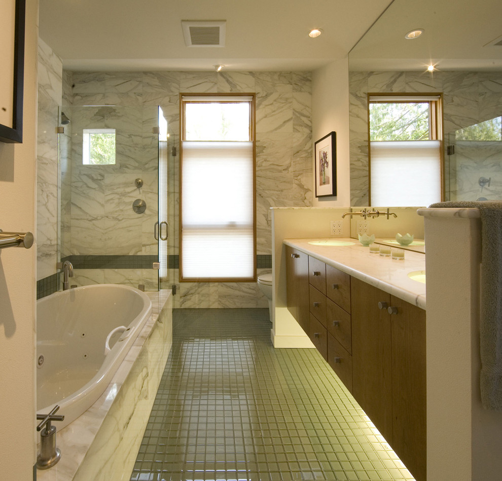 Идея дизайна: ванная комната в современном стиле с врезной раковиной, плоскими фасадами, фасадами цвета дерева среднего тона, накладной ванной, угловым душем и зеленой плиткой