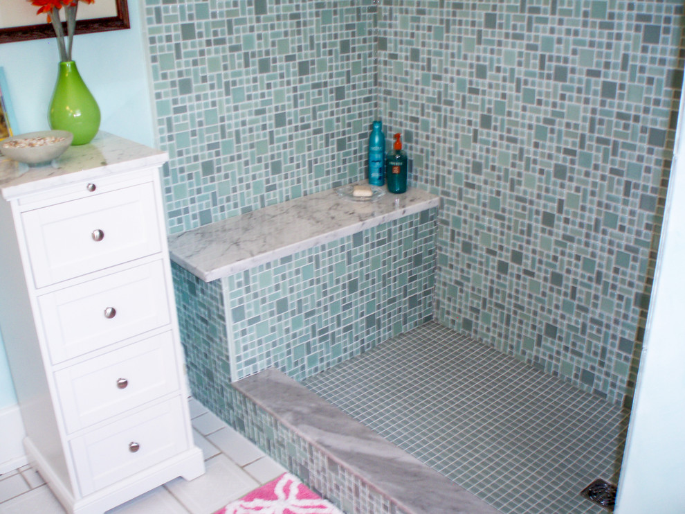 Bild på ett litet eklektiskt badrum för barn, med ett undermonterad handfat, luckor med infälld panel, vita skåp, granitbänkskiva, en dusch i en alkov, en toalettstol med hel cisternkåpa, blå kakel, glaskakel, blå väggar och klinkergolv i keramik