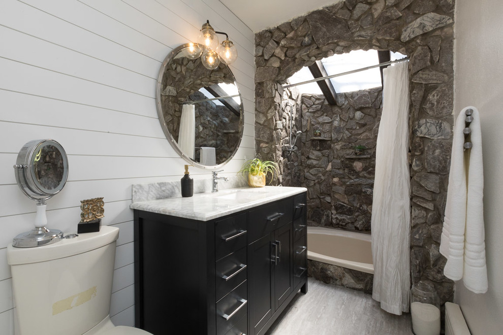 Свежая идея для дизайна: маленькая главная ванная комната в стиле фьюжн с фасадами с выступающей филенкой, черными фасадами, накладной ванной, душем в нише, унитазом-моноблоком, серой плиткой, плиткой из листового камня, белыми стенами, полом из ламината, консольной раковиной, мраморной столешницей, серым полом, открытым душем и белой столешницей для на участке и в саду - отличное фото интерьера
