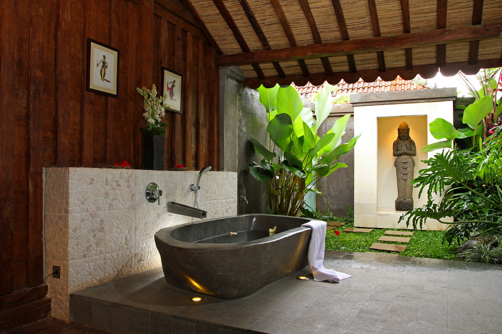 Idéer för att renovera ett tropiskt badrum, med ett fristående badkar och kakel i småsten